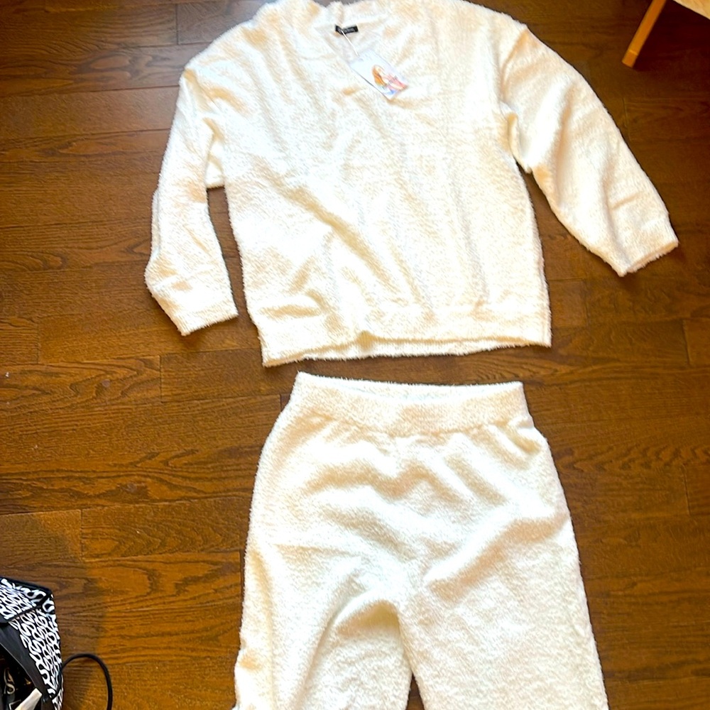 Pretty garden woman’s set, sweatshirt and pants, sz L, white